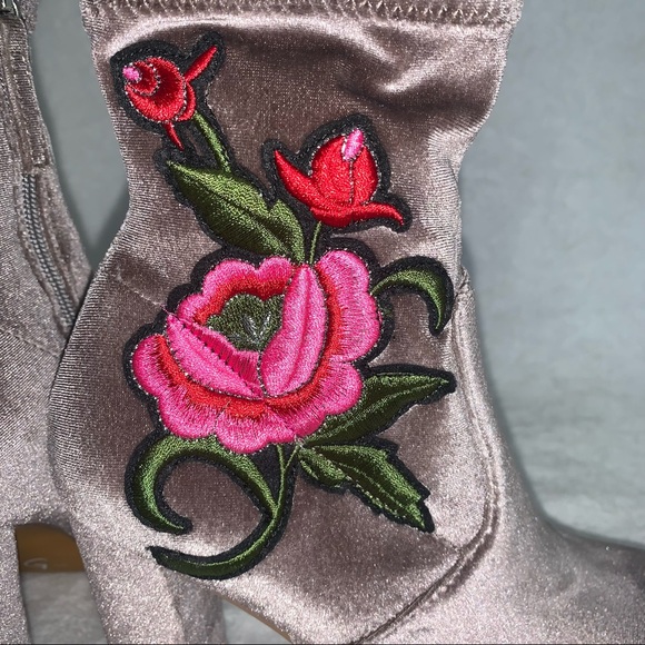 Steve Madden Size 6m gray suede booties with embroidered flowers - Picture 6 of 15